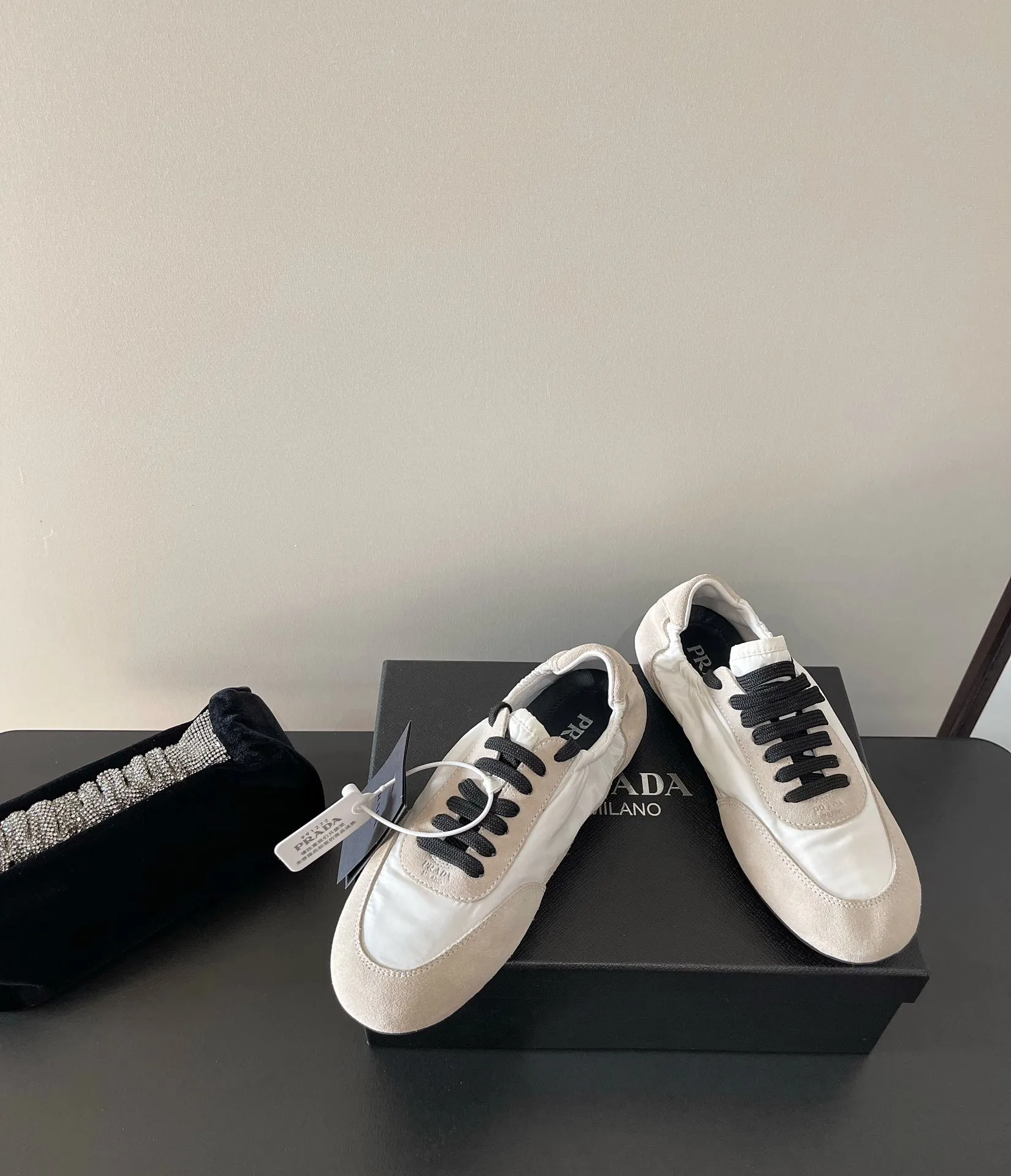 👟👟Ex-factory price 540👟👟 PRADA multi-color comfortable new Dexun ballet shoes in early spring🥂 The original top-quality replica is sold simultaneously at the counter. The fabric is made of specially imported fabrics mixed with Beijing leather. The whole pair of shoes has a very high texture. The lining is cowhide and the original imported rubber sole. The style is simple and fashionable, and the upper feet are very delicate! Color: 11 colors Heel height: flat Size: 35-41 (40 to 41 customized, non-refundable)
